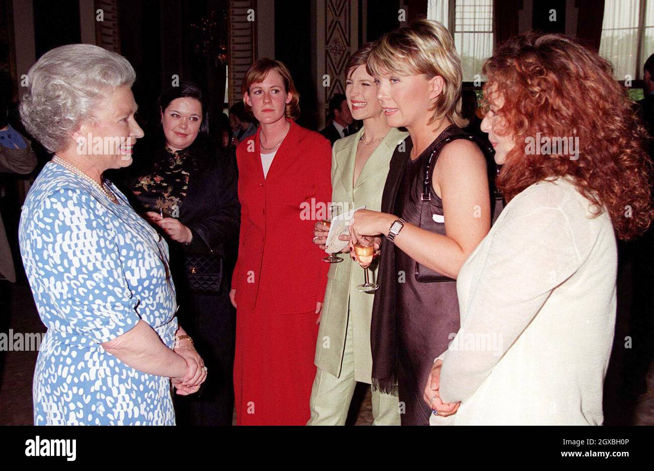 La regina incontra (l-r) Lisa Riley, attrice di Emmerdale, Lindsay MacMaster, studiando mine terrestri alla Warwick University, Katie Derham, da ITN, Kirsty Young, presentatore canale 5, E l'attrice Julia Sawalha presso una reception a Buckingham Palave. Â Anwar Hussein/allactiondigital.com Foto Stock