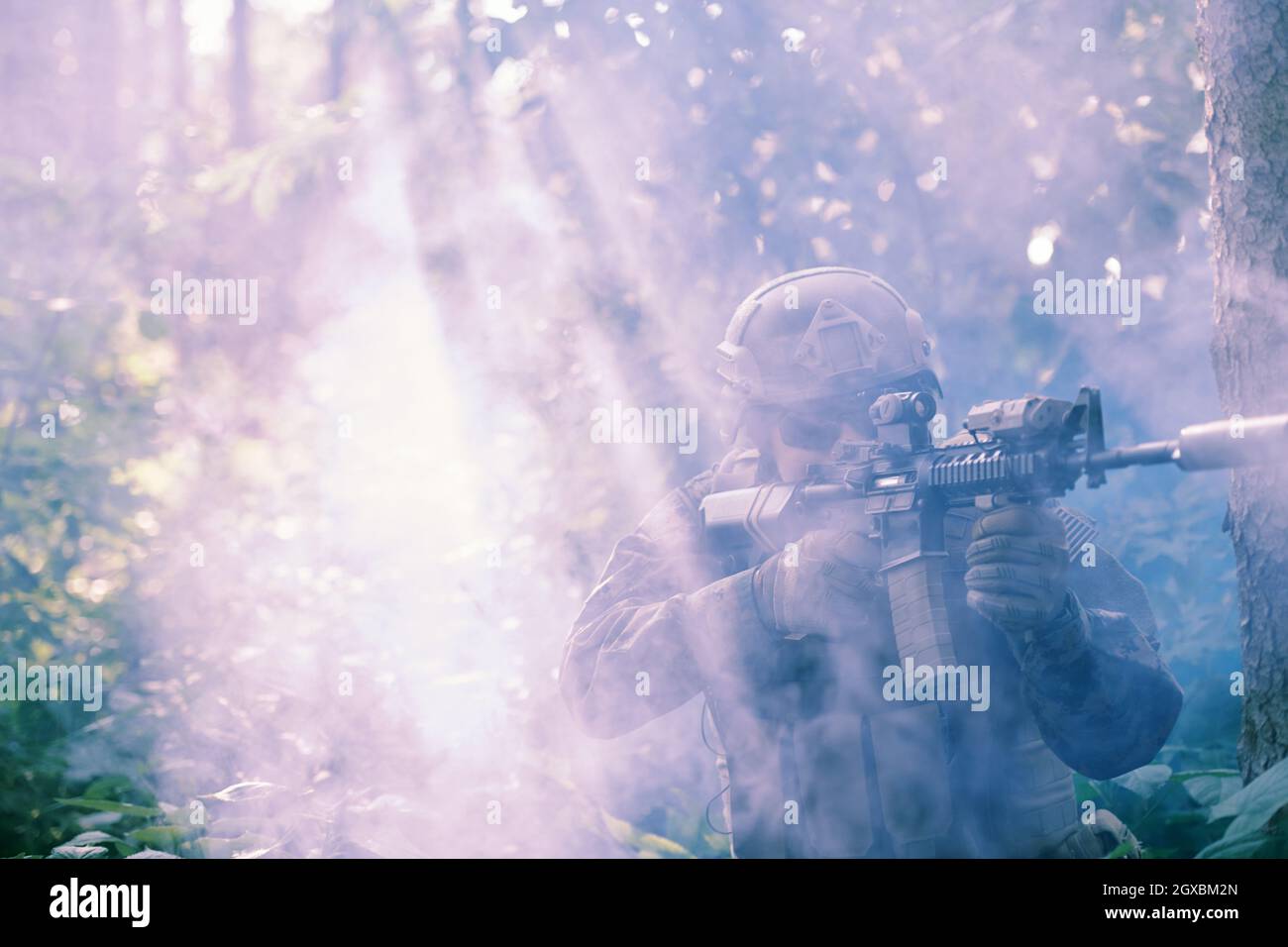 moderno soldato bellico in azione che punta su ottiche a vista laser in posizione di combattimento e alla ricerca di bersaglio in battaglia Foto Stock