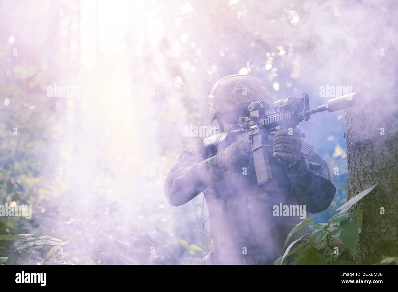 moderno soldato bellico in azione che punta su ottiche a vista laser in posizione di combattimento e alla ricerca di bersaglio in battaglia Foto Stock