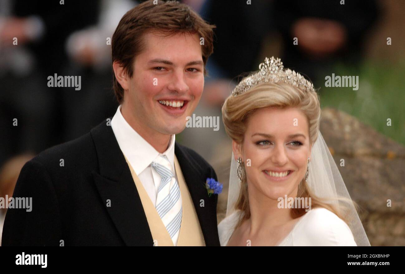 Laura Parker Bowles e Harry Lopes lasciano la Chiesa di San Ciriaco. Foto Stock