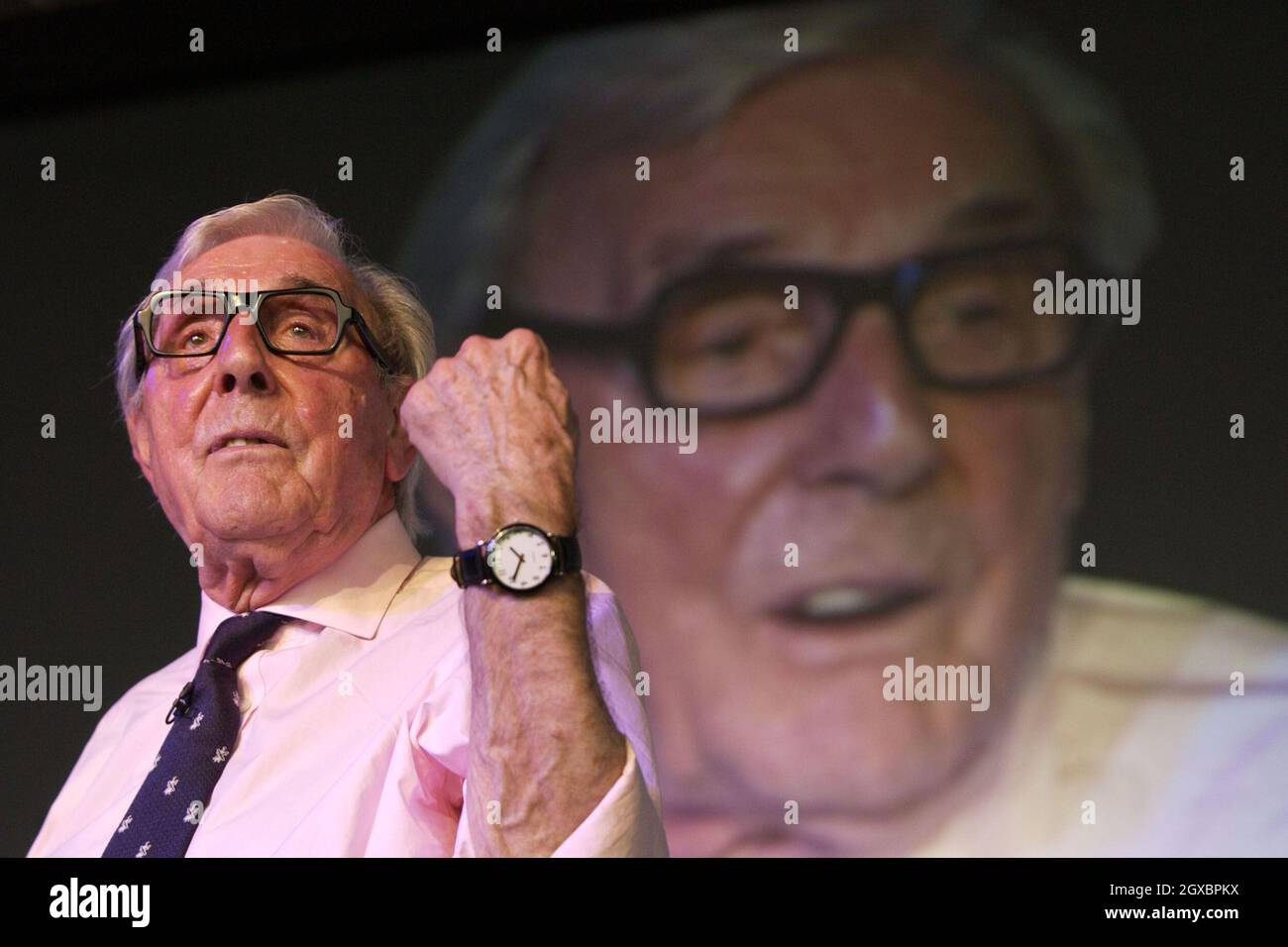 Il comico Eric Sykes parla al Festival letterario di Hay. Foto Stock
