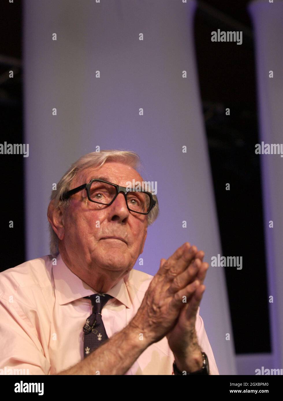 Il comico Eric Sykes parla al Festival letterario di Hay. Foto Stock