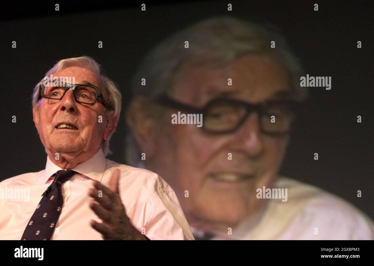 Il comico Eric Sykes parla al Festival letterario di Hay. Foto Stock