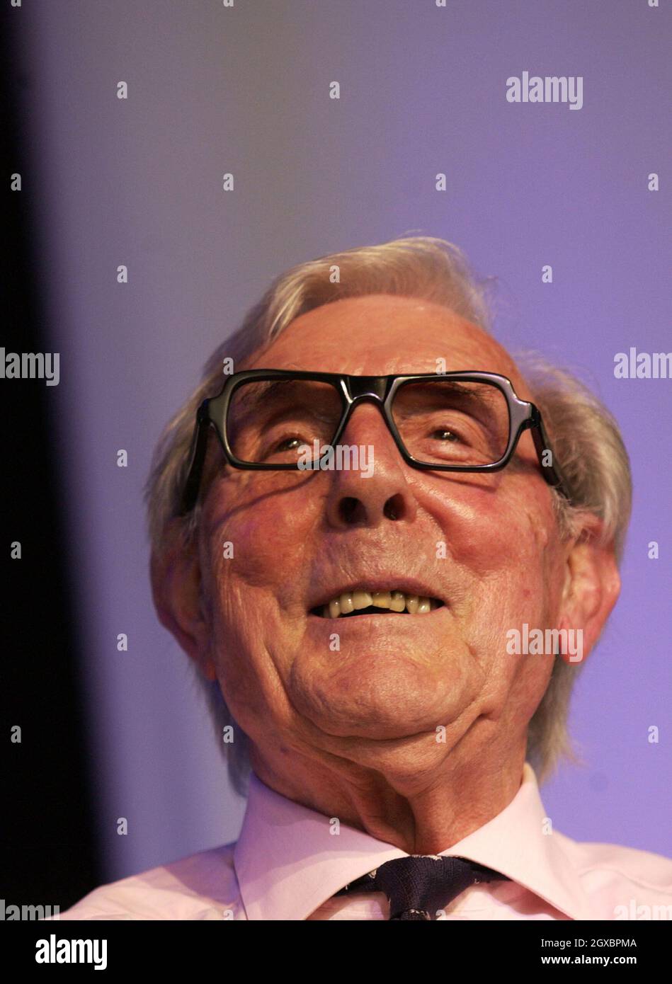 Il comico Eric Sykes parla al Festival letterario di Hay. Foto Stock