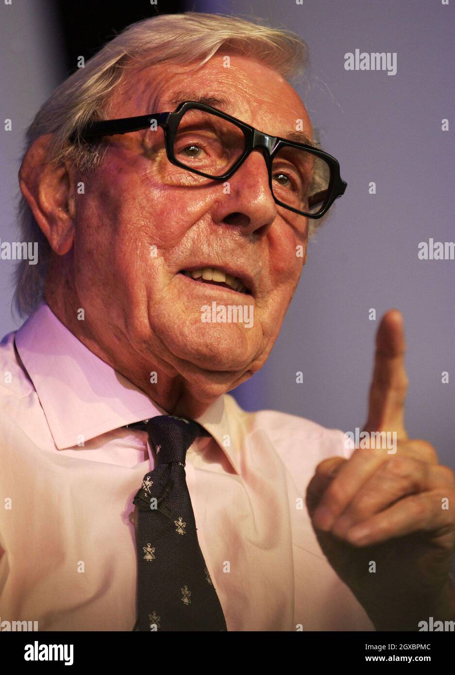 Il comico Eric Sykes parla al Festival letterario di Hay. Foto Stock