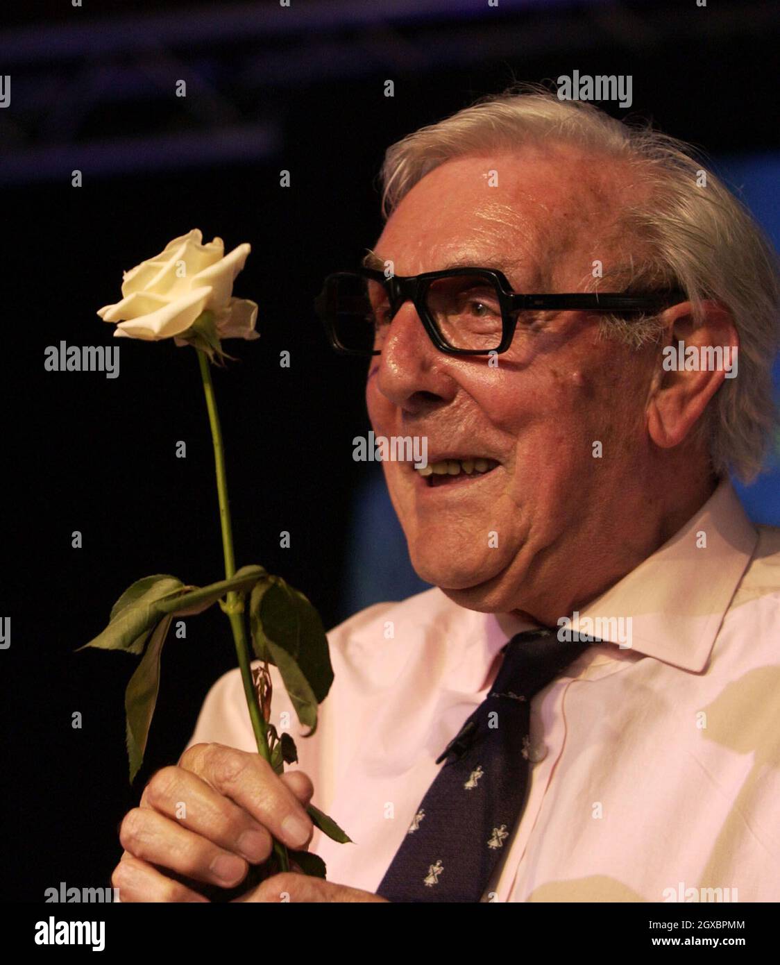 Il comico Eric Sykes parla al Festival letterario di Hay. Foto Stock