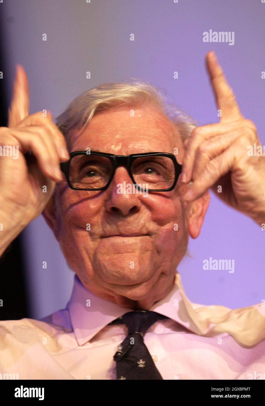Il comico Eric Sykes parla al Festival letterario di Hay. Foto Stock