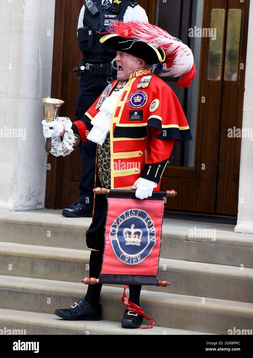 Il 23 aprile 2018, il comune Crier Tony Appleton annuncia la nascita di un terzo figlio per il Duca e la Duchessa di Cambridge fuori dall'ala Lindo del St. Mary's Hospital di Londra. Il bambino è quinto in linea con il trono. Foto Stock