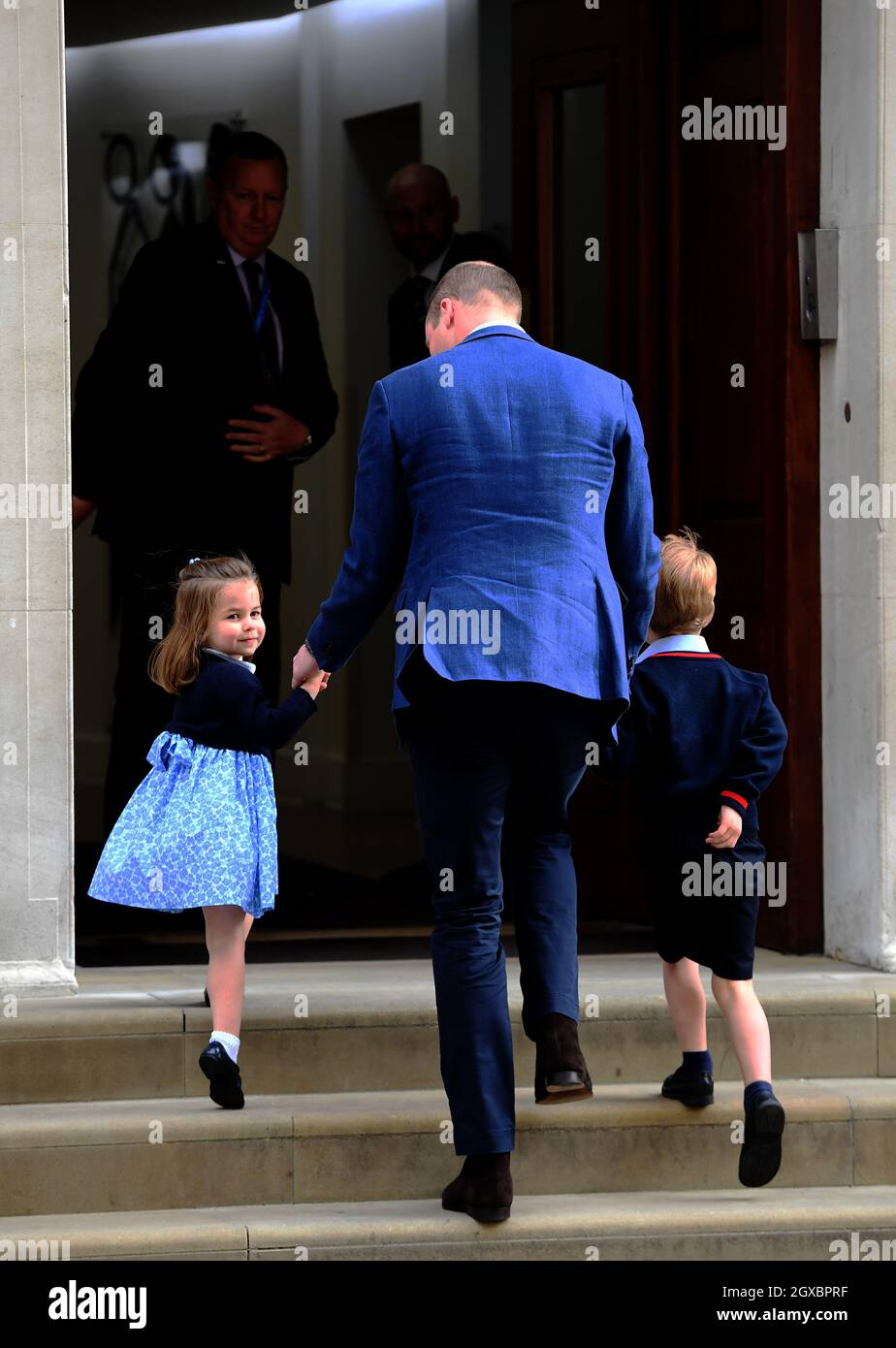Il Principe William, Duca di Cambridge arriva con il Principe George e la Principessa Charlotte alla Lindo Wing del St. Mary's Hospital di Londra dopo che Caterina, Duchessa di Cambridge diede alla luce un terzo figlio il 23 aprile 2018. Il bambino è quinto in linea con il trono. Foto Stock