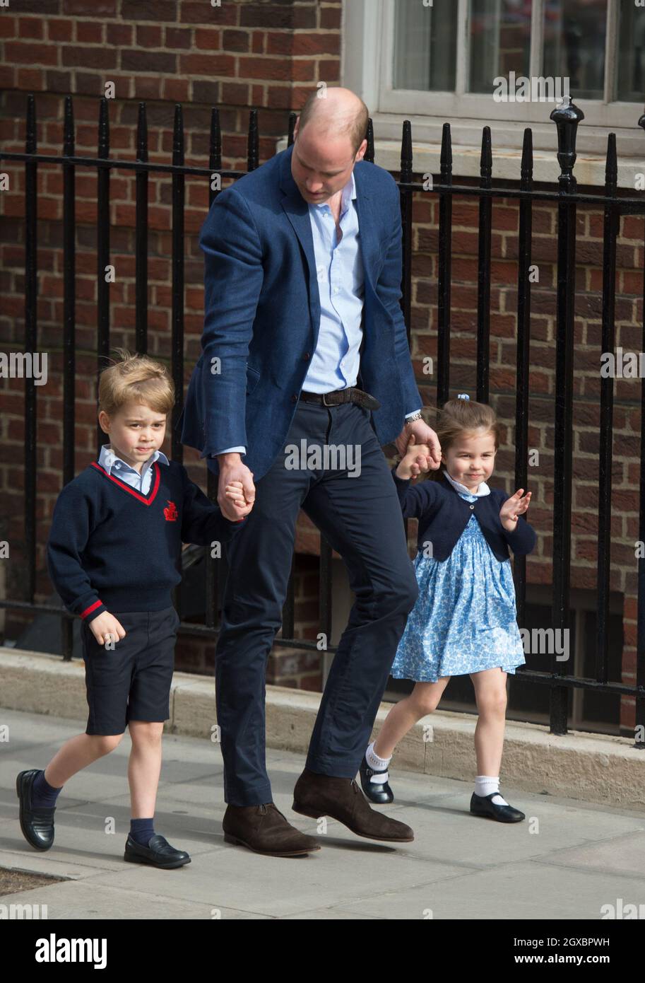 Il Principe William, Duca di Cambridge arriva con il Principe George e la Principessa Charlotte alla Lindo Wing del St. Mary's Hospital di Londra dopo che Caterina, Duchessa di Cambridge diede alla luce un terzo figlio il 23 aprile 2018. Il bambino è quinto in linea con il trono. Foto Stock