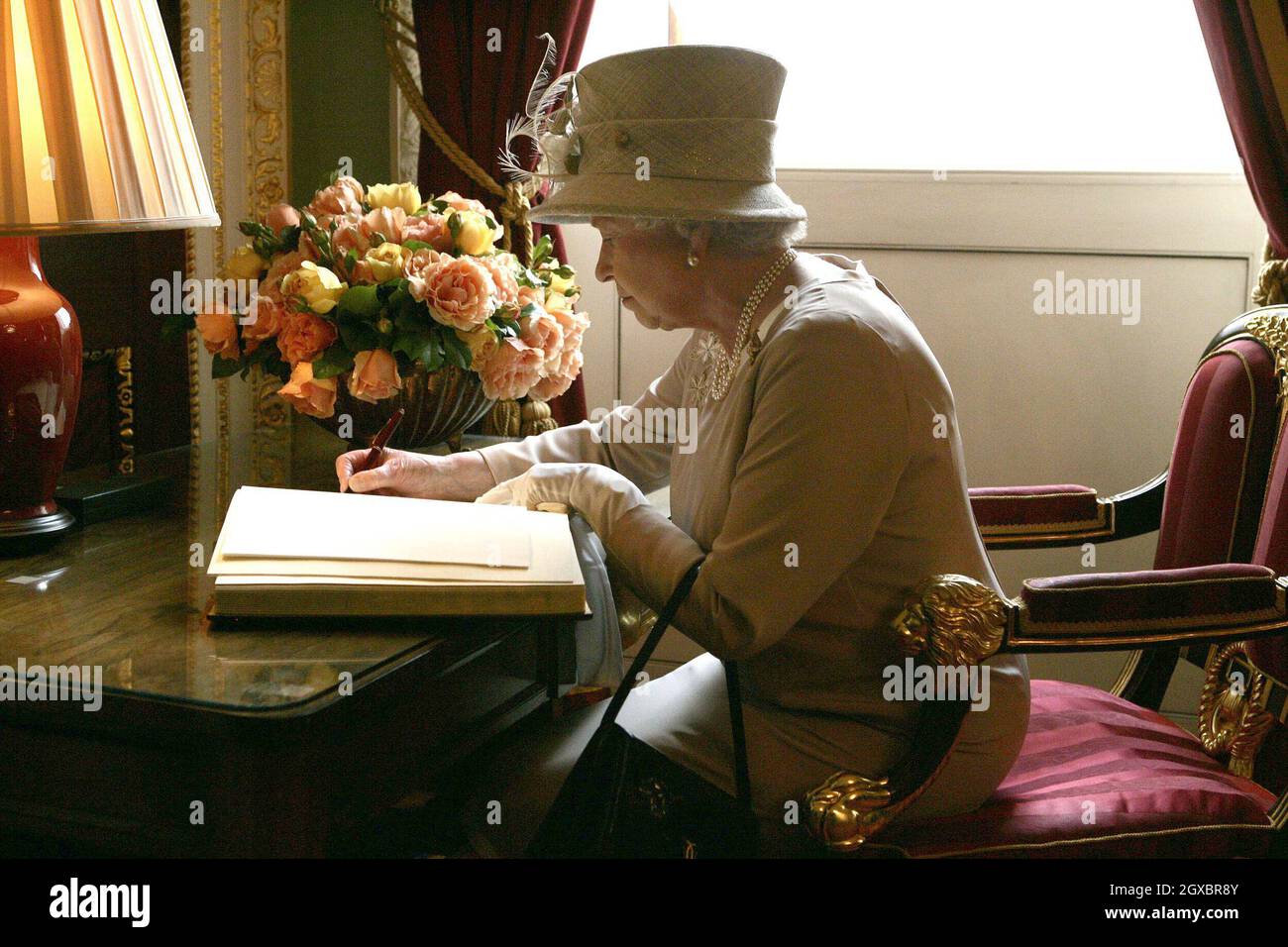 La regina Elisabetta firmerò il libro dei visitatori alla Mansion House di Londra prima di un pranzo per celebrare il suo 80° compleanno. Foto Stock