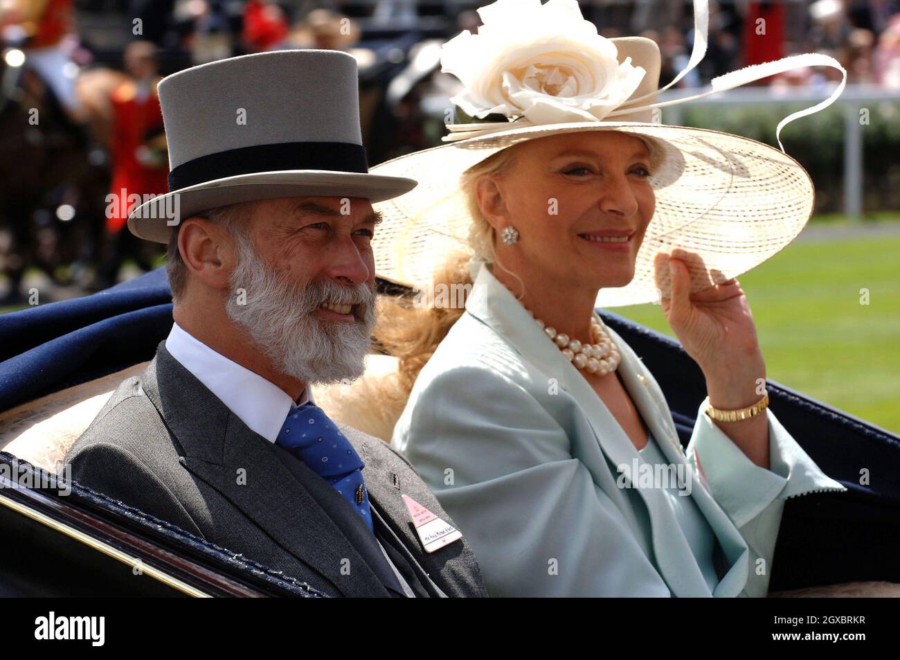 Il principe e la principessa Michele di Kent arrivano in carrozza trainata da cavalli. Foto Stock
