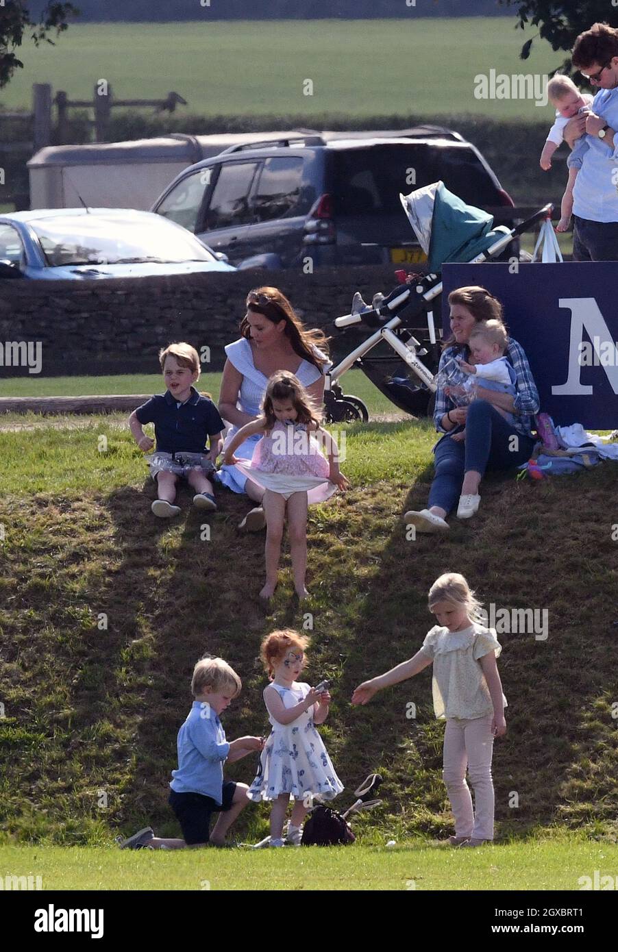 Catherine, Duchessa di Cambridge, si rilassa su una riva di erba con la Principessa Charlotte di Cambridge e il Principe Giorgio di Cambridge durante la Maserati Royal Charity Polo al Beaufort Polo Club vicino a Tetbury il 10 giugno 2018. Foto Stock