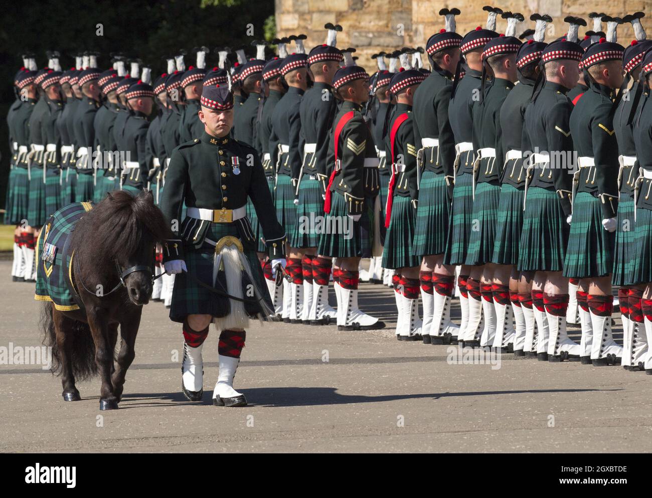 Balaklava Company, The Argyll and Sunderland Highlanders, 5° Battaglione il reggimento reale di Scozia e la loro mascotte ufficiale, un pony Shetland di nome Cruachan, prendono parte alla cerimonia delle chiavi a Holyroodhouse il 2 luglio 2018, Dove la Regina è simbolicamente offerto le chiavi per la città di Edimburgo dal Lord Provost. Foto Stock