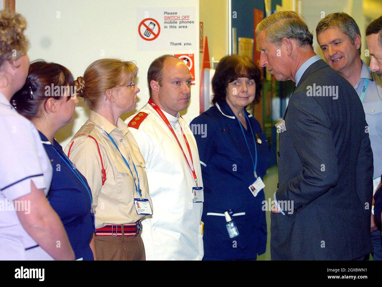 Prince Charles, Prince of Wales incontra il personale medico presso il Royal Center for Defense Medicine presso il Selly Oak Hospital di Birmingham il 3 ottobre 2006. Anwar Hussein/EMPICS Entertainment Foto Stock