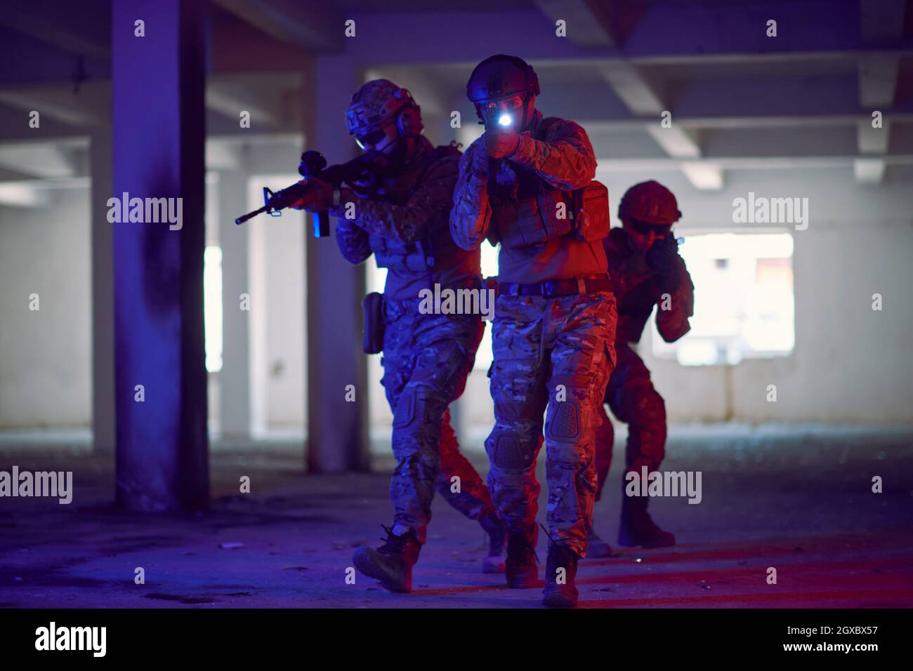 i soldati della guerra moderna squadra in formazione tattica hanno azione urbano ambiente illuminazione colorata Foto Stock
