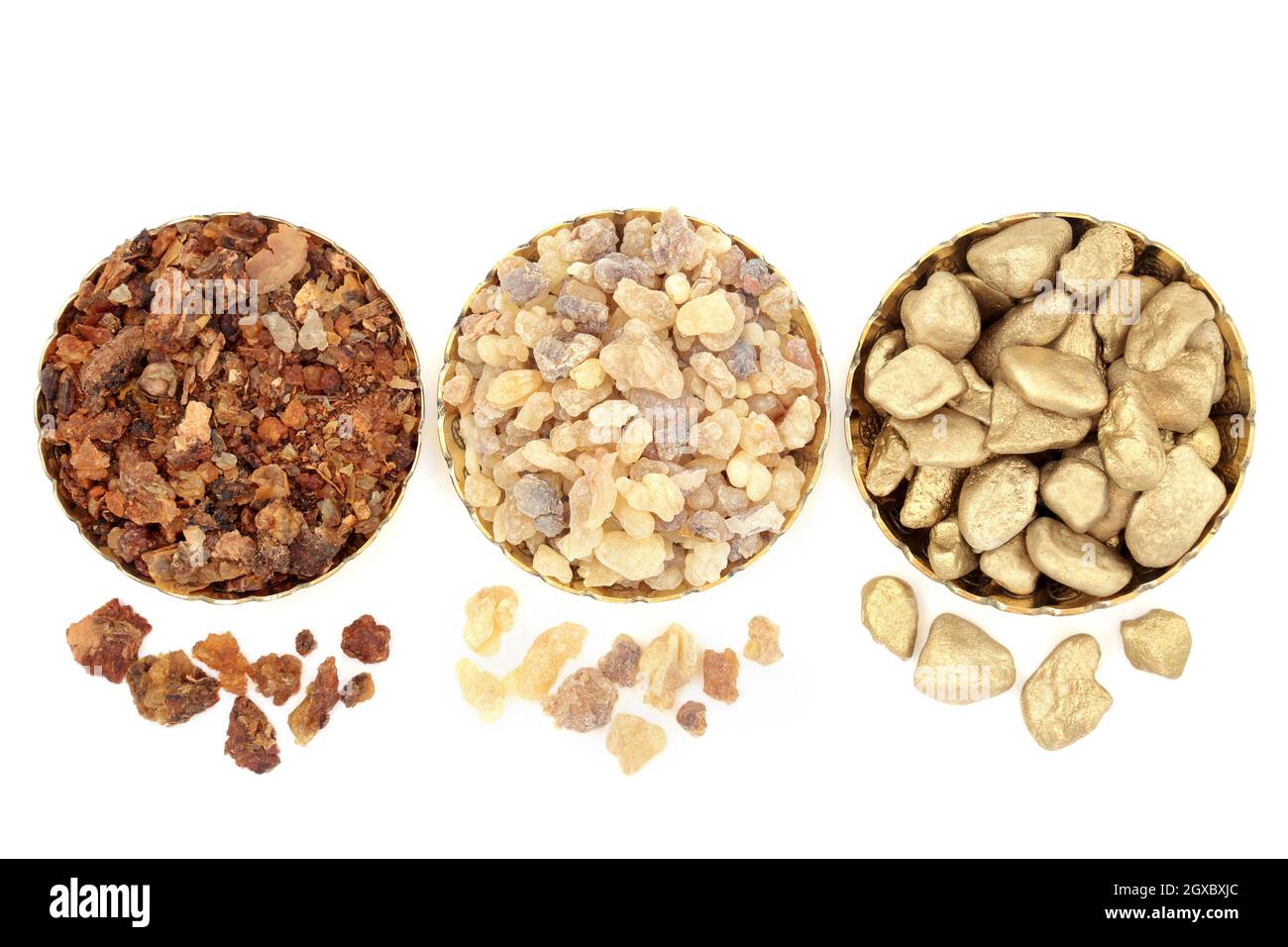 Frankincense d'oro e mirra in ciotole e sciolto. Simboli di doni nella religione cristiana donati a Gesù Cristo alla sua nascita dai tre saggi. Foto Stock