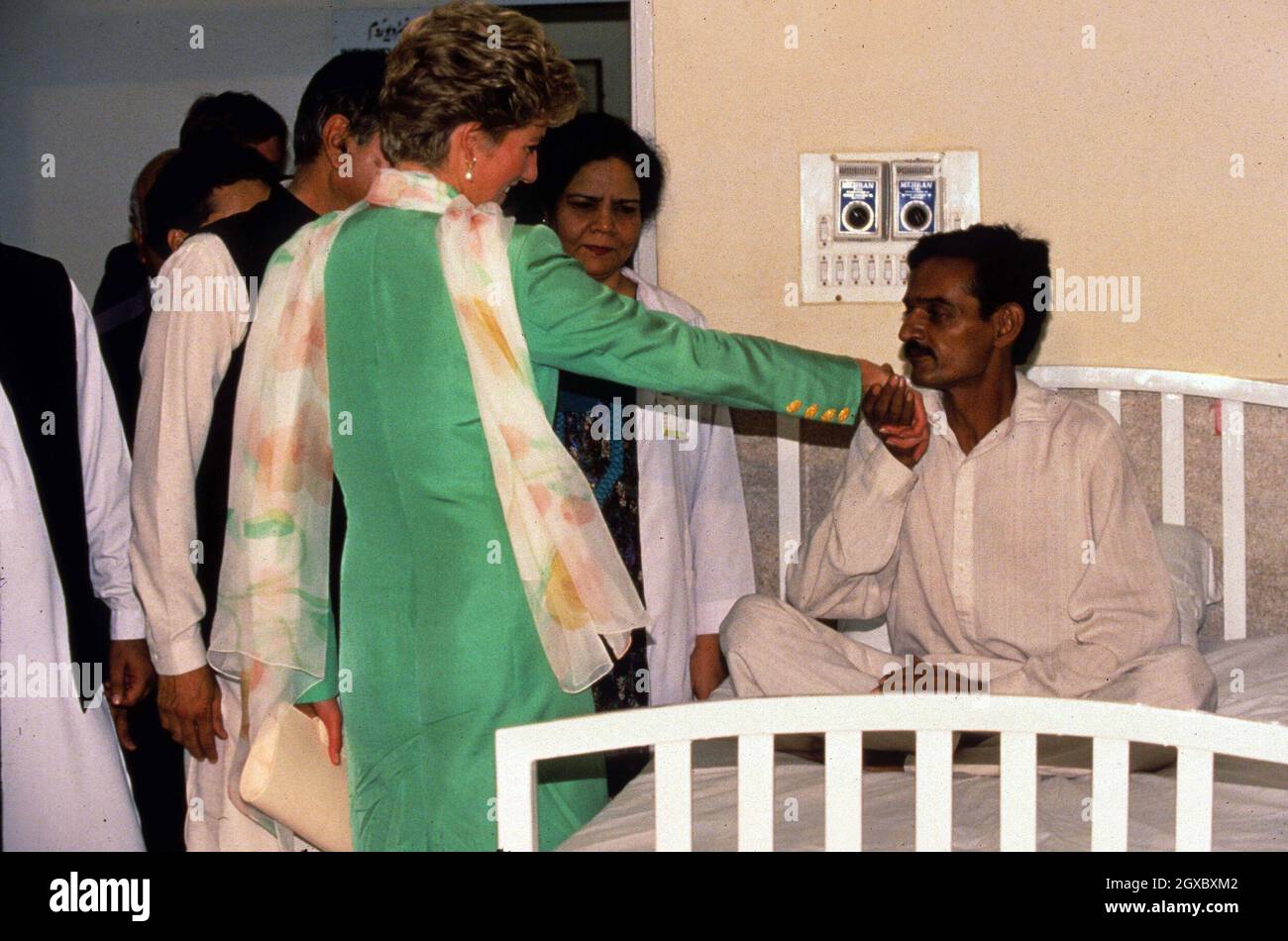 Diana, Principessa del Galles è baciata da un paaziente mentre visita un centro di disintossicazione a Lahore, Pakistan, nell'ottobre 1991. Anwar Hussein/EMPICS Entertainment Foto Stock