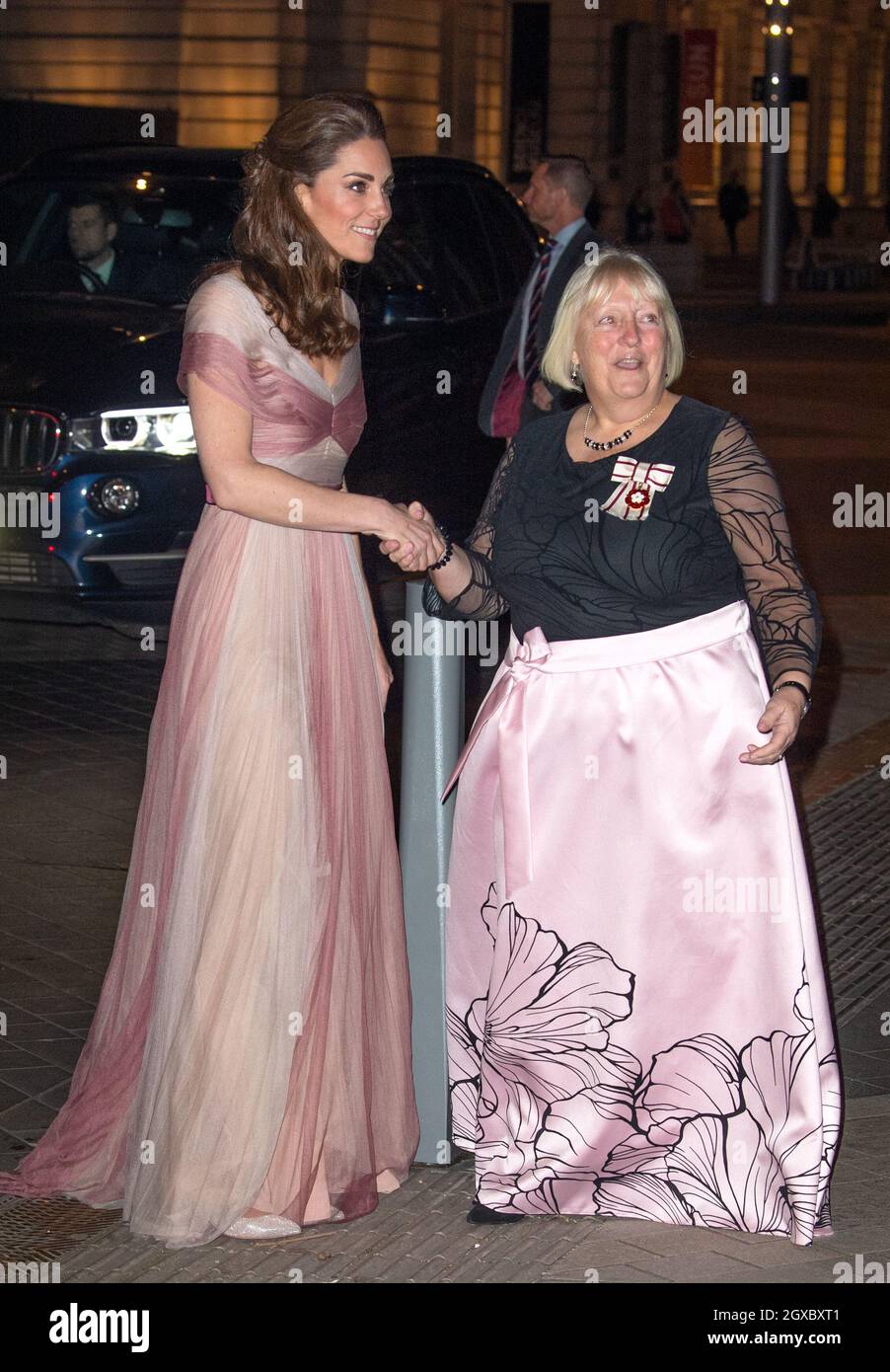 La Duchessa Cambridge, indossando un abito rosa e crema di Gucci, partecipa  alla cena di gala delle 100 Donne in Finanza al Victoria \u0026 Albert Museum di  Londra il 13 febbraio 2019