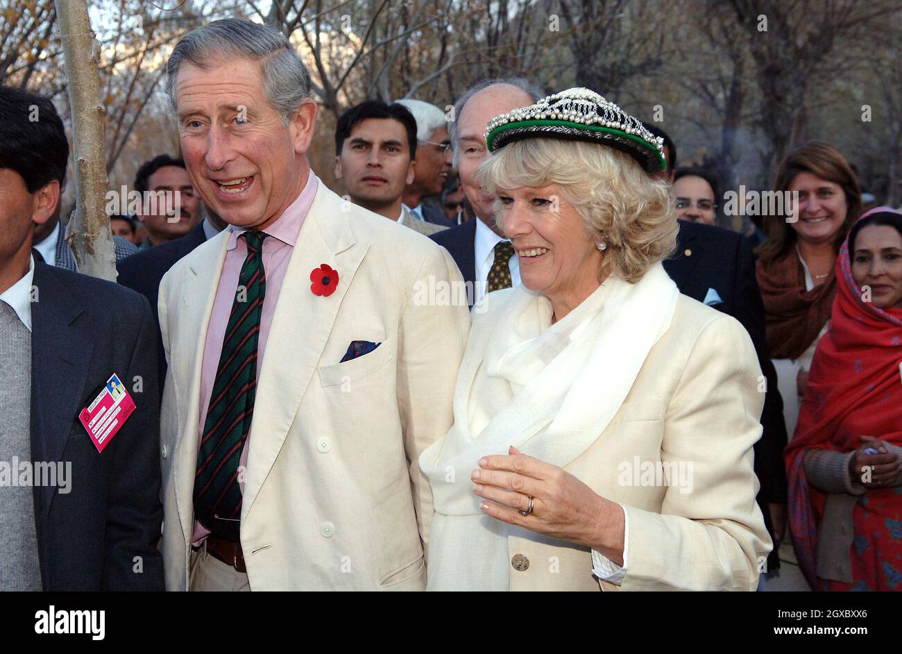 Camilla, duchessa di Cornovaglia mette su un tradizionale cappello di balti nating, molto al divertimento di suo marito, il principe Carlo, principe del Galles, mentre visitano Nansoq villaggio biologico vicino Skardu nel Pakistan Himalayas il 3 novembre 2006. Anwar Hussein/EMPICS Entertainment Foto Stock