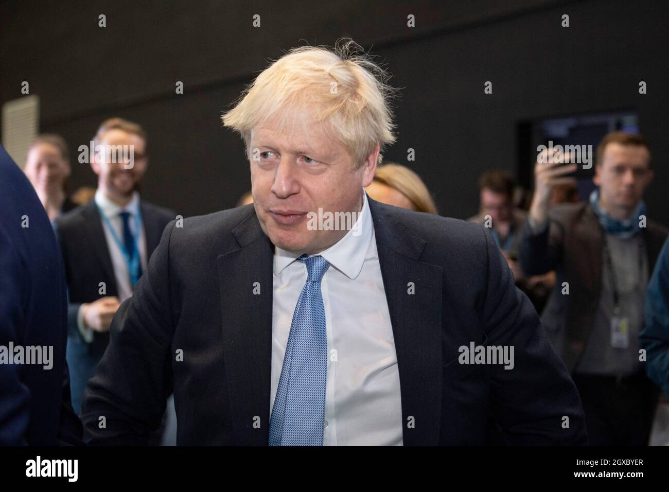 Manchester, Inghilterra, Regno Unito. 5 ottobre 2021. NELLA FOTO: RT Hon Boris Johnson MP - il primo ministro britannico ha visto fare una passeggiata intorno alla conferenza e visto andare in bicicletta una bicicletta elettrica e anche costruire un modello di casa a zero emissioni di carbonio modello e il funzionamento di un escavatore scavatore scavatore. Scene durante la Conferenza del partito conservatore #CPC21. Credit: Colin Fisher/Alamy Live News Foto Stock