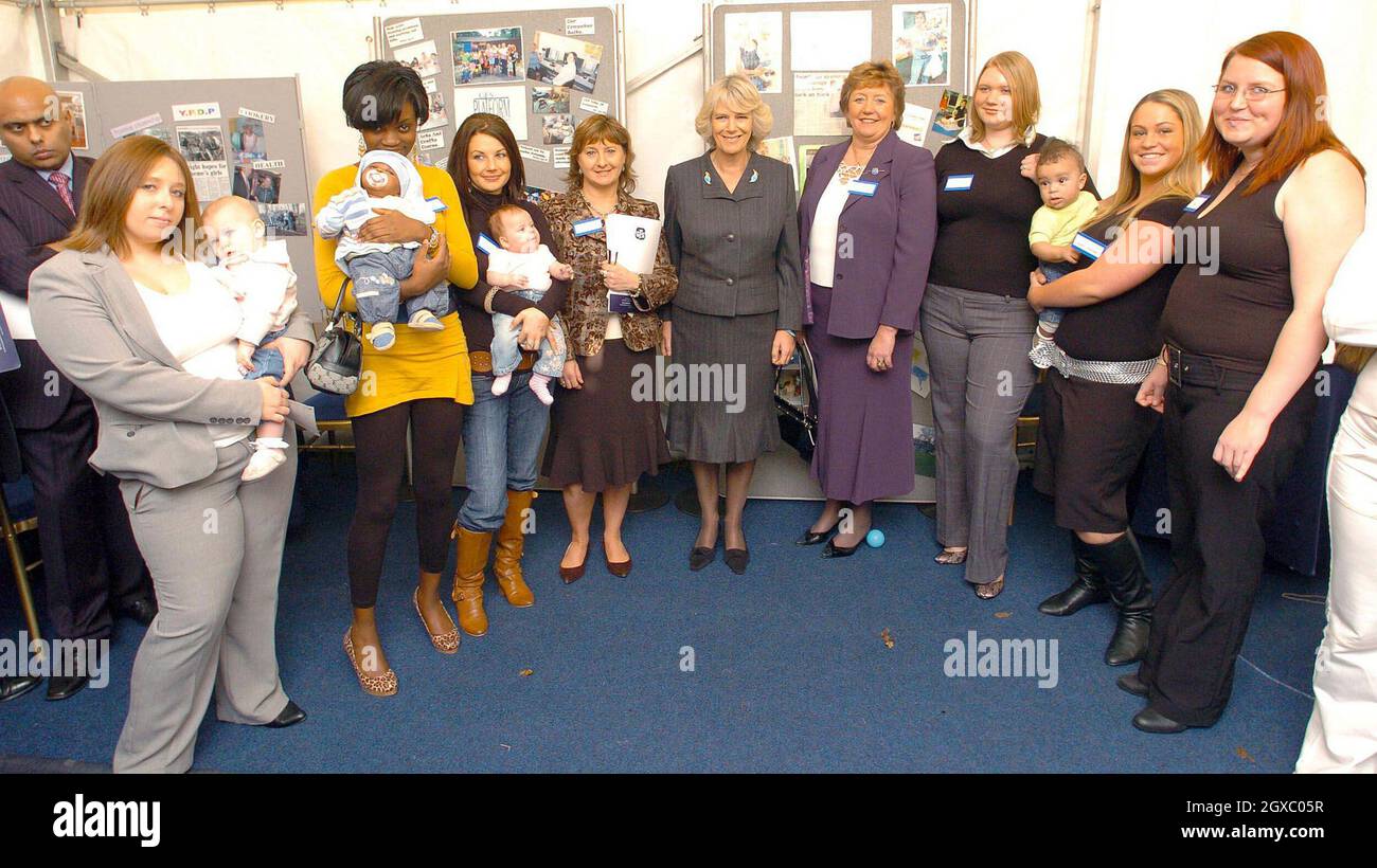 Camilla, Duchessa di Cornovaglia visita la casa della GFS Platform per le madri adolescenti a Bromley, nel sud-est di Londra il 29 novembre 2006. L'unità è uno schema di alloggiamento supportato con camere da letto per sei ragazze di età compresa tra i 16 e i 20 anni che sono incinte, o hanno bambini, e sono senzatetto. Anwar Hussein/EMPICS Entertainment Foto Stock