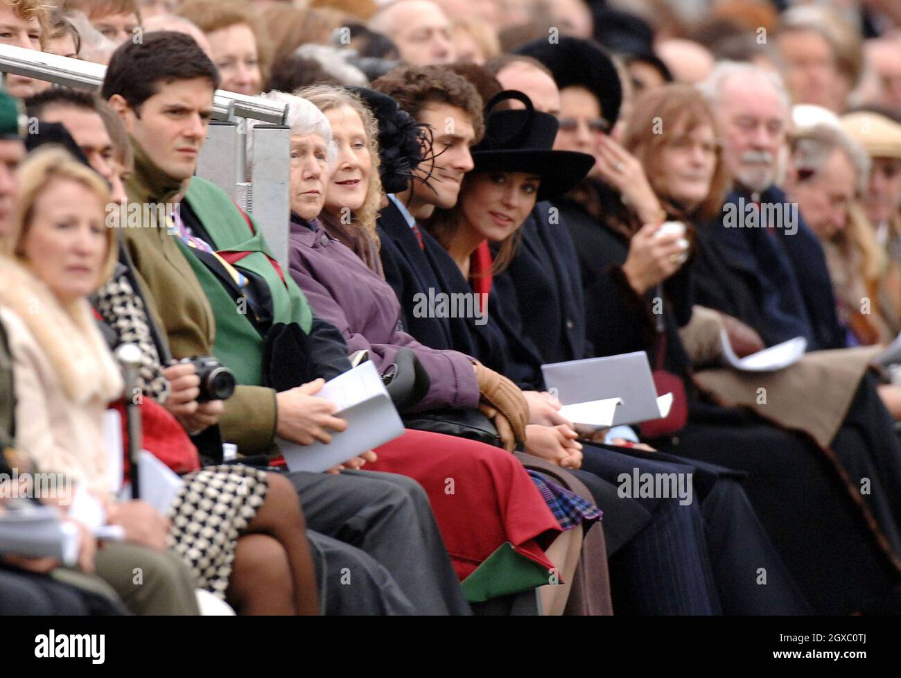 Kate Middleton, la ragazza del principe Williams, (centro cappello nero) partecipa alla Parata del Sovrano alla Royal Military Academy Sandhurst il 15 dicembre 2006. Anwar Hussein/EMPICS Entertainment Foto Stock