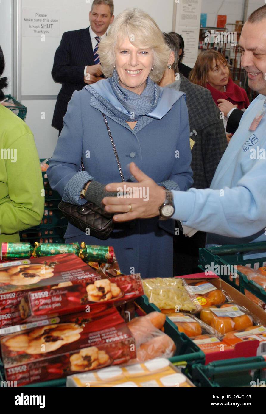 Camilla, Duchessa di Cornovaglia, ispeziona il cibo pronto per la distribuzione presso il deposito principale di FareShare, l'ente di beneficenza alimentare nazionale che aiuta le comunità ad alleviare la povertà alimentare ridistribuendo cibo in eccesso alle organizzazioni che lavorano con persone senzatetto e vulnerabili, presso il Tower Bridge Complex il December19, 2006 a Londra, Inghilterra. Foto Stock