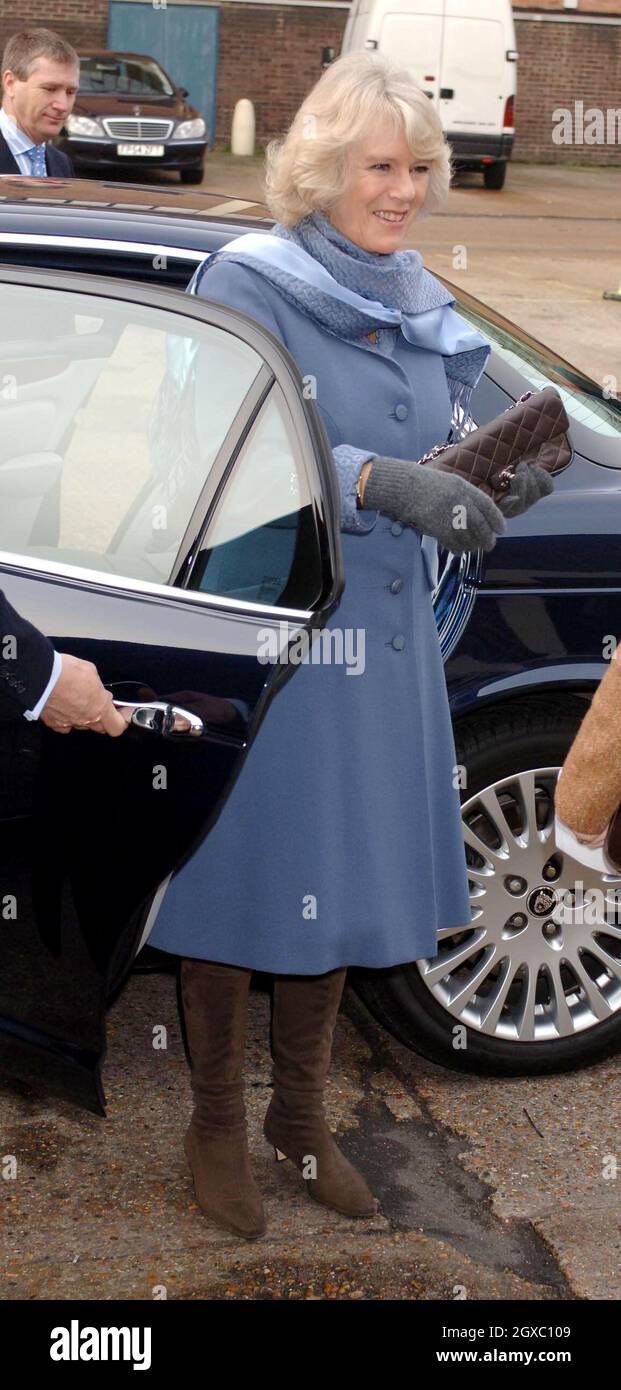 Camilla, Duchessa di Cornovaglia arriva al deposito principale di FareShare, la carità alimentare nazionale che aiuta le comunità ad alleviare la povertà alimentare ridistribuendo cibo in eccesso alle organizzazioni che lavorano con persone senzatetto e vulnerabili, al Tower Bridge Complex il 2006 dicembre 19 a Londra, Inghilterra. Foto Stock