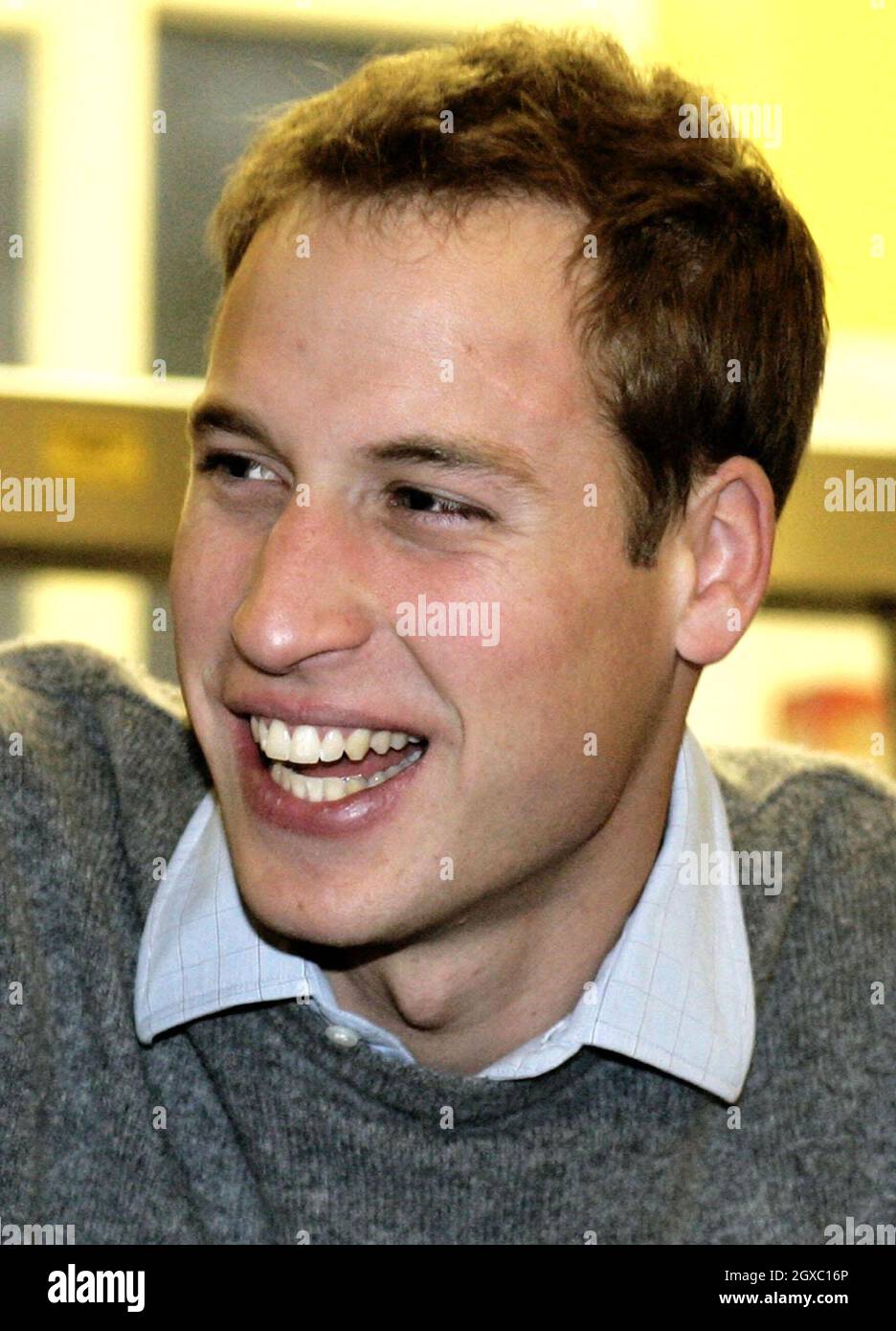 Il principe William sorride ad un ostello senza tetto Centrepoint a Londra durante la sua visita al centro il 20 dicembre 2006. Centrepoint è un ente di beneficenza nazionale che lavora per migliorare la vita dei giovani senzatetto, socialmente esclusi. Anwar Hussein/EMPICS Entertainment Foto Stock