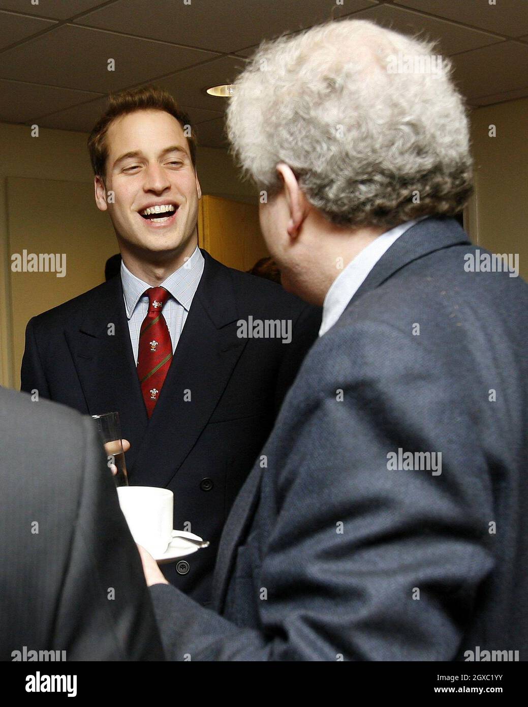 Il Principe William chiacchiera con il primo ministro del Galles Rhodri Morgan al Millennium Stadium di Cardiff il 4 febbraio 2007. Il Principe William assunse ufficialmente il suo ruolo di Vice Royal Patron della Welsh Rugby Union. Il principe era al Millennium Stadium di Cardiff per vedere il Galles giocare in Irlanda nella loro partita di apertura del torneo delle sei Nazioni. Anwar Hussein/EMPICS Entertainment Foto Stock