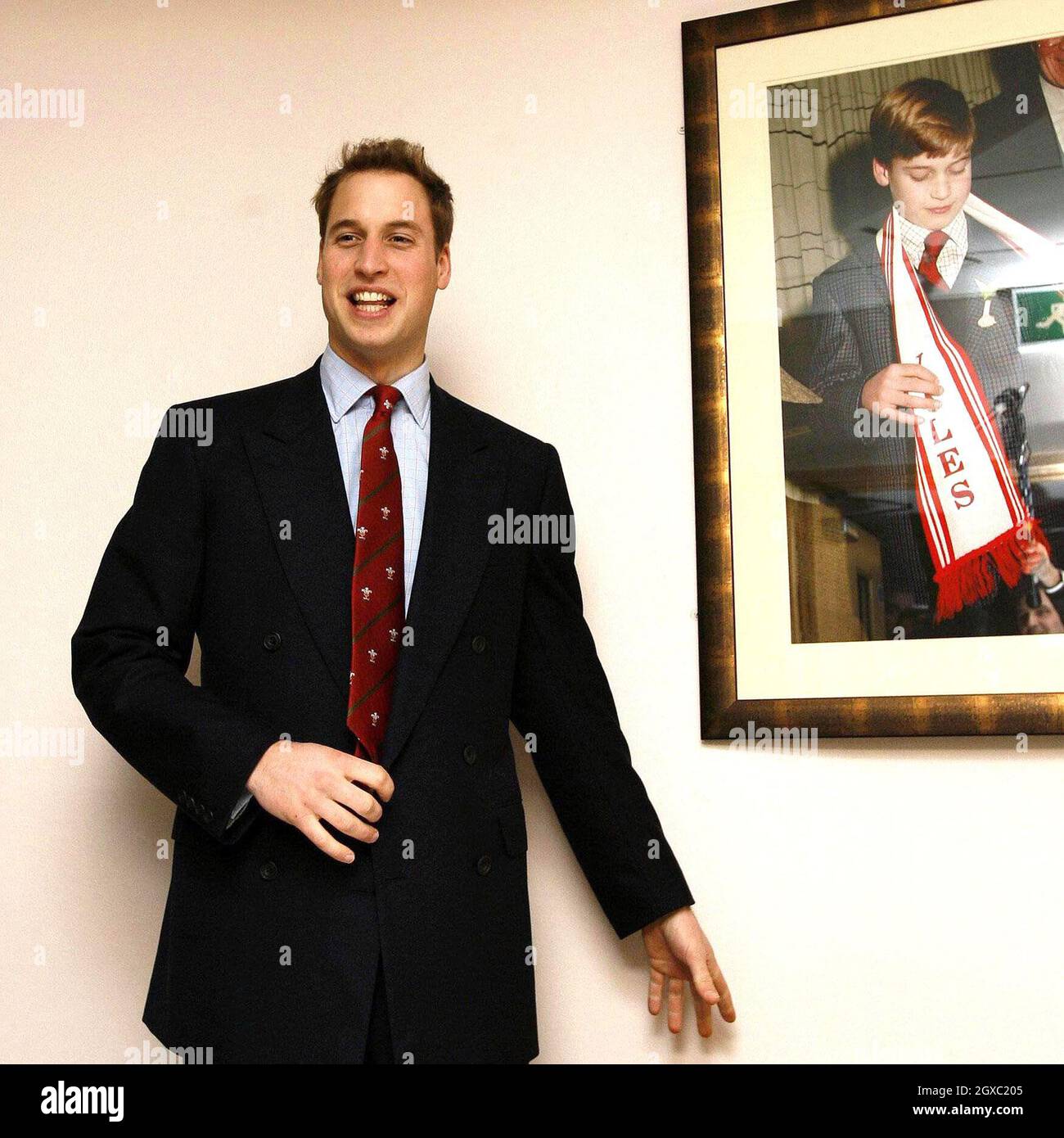 Il Principe William si trova accanto ad una foto di se stesso come ragazzo al Millennium Stadium di Cardiff il 4 febbraio 2007. Il Principe William assunse ufficialmente il suo ruolo di Vice Royal Patron della Welsh Rugby Union. Il principe era al Millennium Stadium di Cardiff per vedere il Galles giocare in Irlanda nella loro partita di apertura del torneo delle sei Nazioni. Anwar Hussein/EMPICS Entertainment Foto Stock