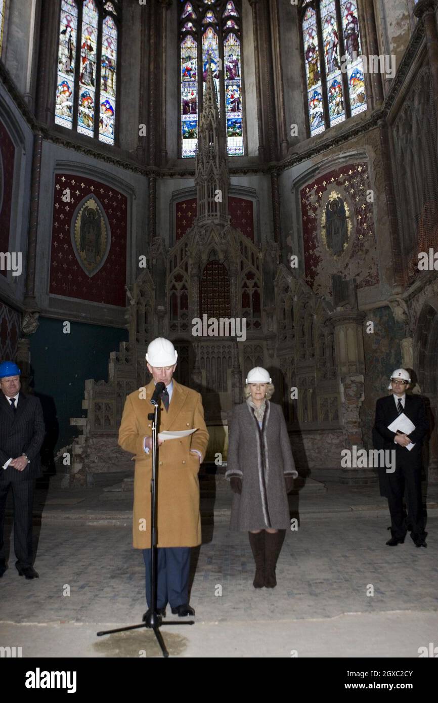 Il Principe Carlo, Principe di Galles, ha tenuto un discorso mentre lui e Camilla, Duchessa della Cornovaglia, fanno un tour al monastero di Gorton a Manchester e vedono il lavoro che gli studenti e gli artigiani stanno facendo per restaurare il monumento storico il 7 febbraio 2007. Foto Stock