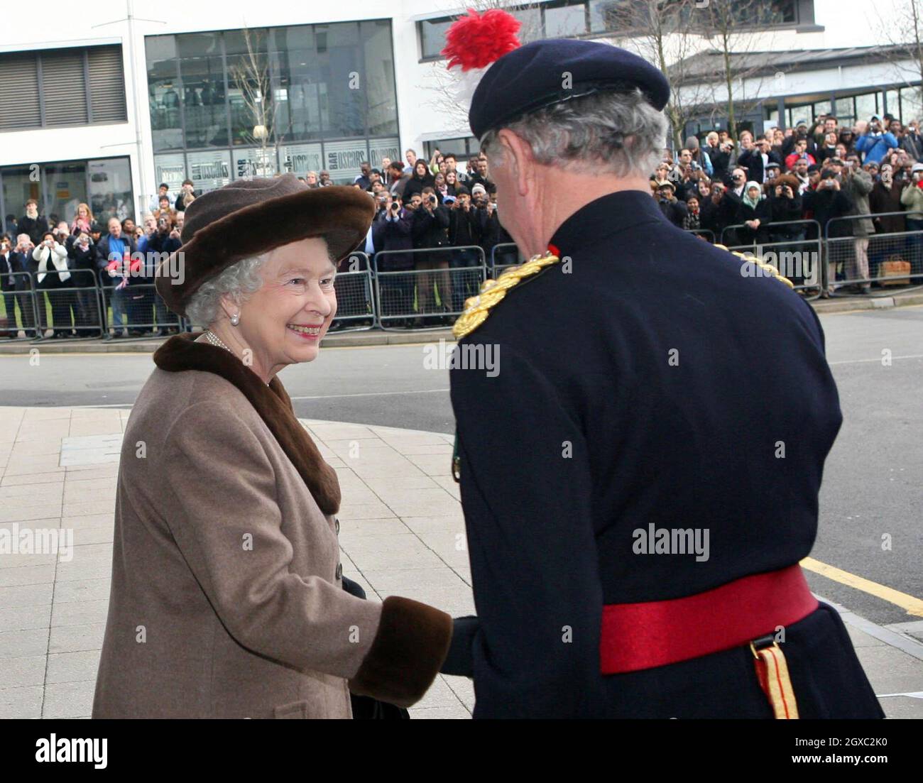 La Regina Elisabetta II saluta il 16 febbraio 2007 il Rappresentante Lieutenant per London Borough di Newham, il colonnello Michael Dudding, presso l'Università di East London. Foto Stock