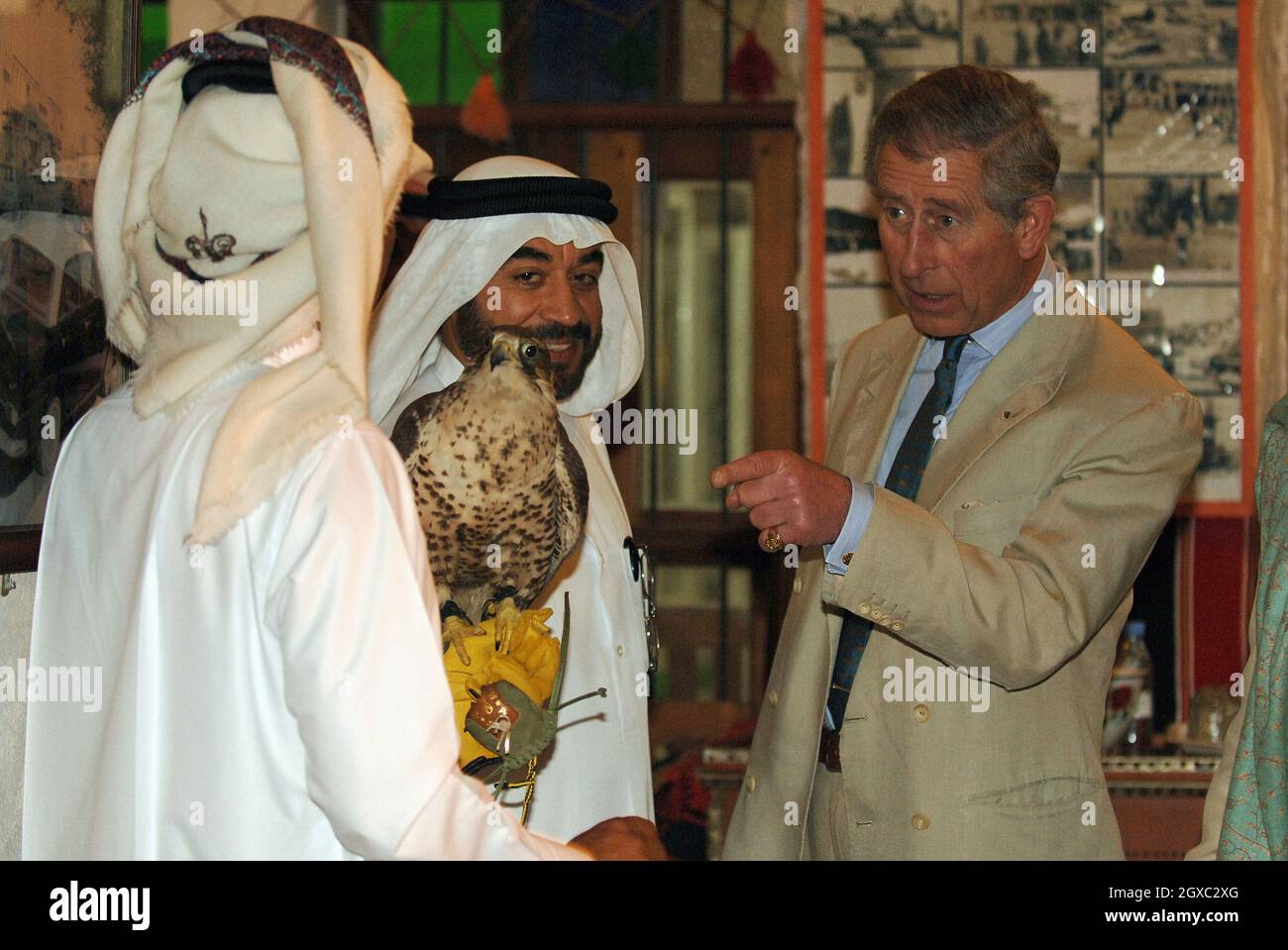 Il Principe Carlo, Principe di Galles, si ferma per guardare un falco durante una visita a un tradizionale suk arabo a Doha, Qatar. Data immagine: Venerdì 23 febbraio 2007. Foto di Anwar Hussein/EMPICS Entertainment Foto Stock