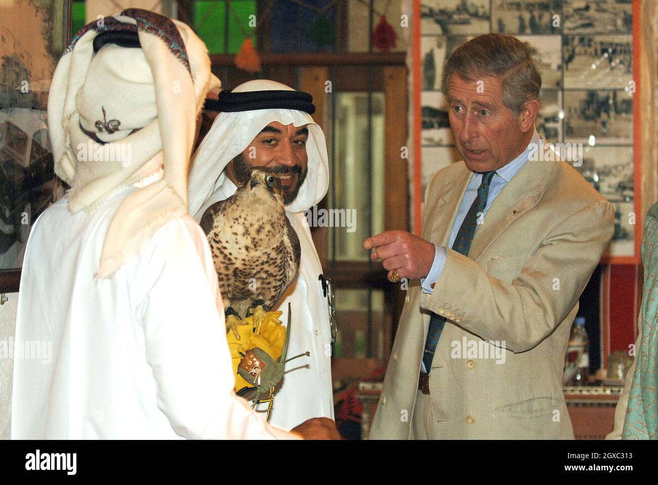 Il Principe Carlo, Principe di Galles, si ferma per guardare un falco durante una visita a un tradizionale suk arabo a Doha, Qatar il 23 febbraio 2007. Foto Stock