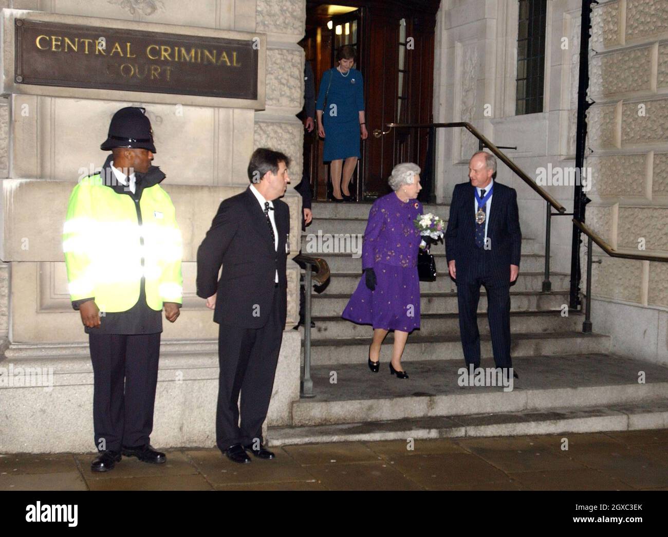 La regina Elisabetta II e il sindaco della città di Londra, John Stuttart, lasciano un'accoglienza per celebrare il centenario dell'apertura della Corte Centrale di Crinal (The Old Bailey) a Londra il 27 febbraio 2007. Foto Stock