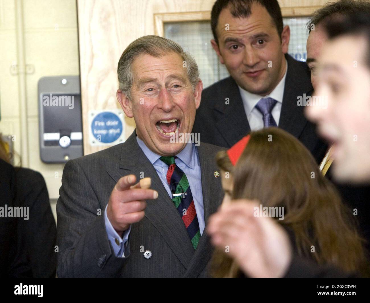 Prince Charles, Prince of Wales visita la Robert Clark Comprehensive School di Dagenham, Londra orientale, l'8 marzo 2007. La scuola è stata trasformata in una delle scuole di maggior successo a Londra sotto il preside Paul Grant. Foto Stock