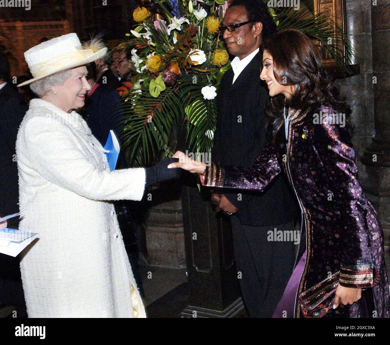 La regina Elisabetta ll incontra l'attrice Bollywood e la celebrità il grande fratello contestant Shilpa Shetty all'Abbazia di Westminster a Londra all'annuale celebrazione del giorno del Commonwealth il 12 marzo 2007. Foto Stock
