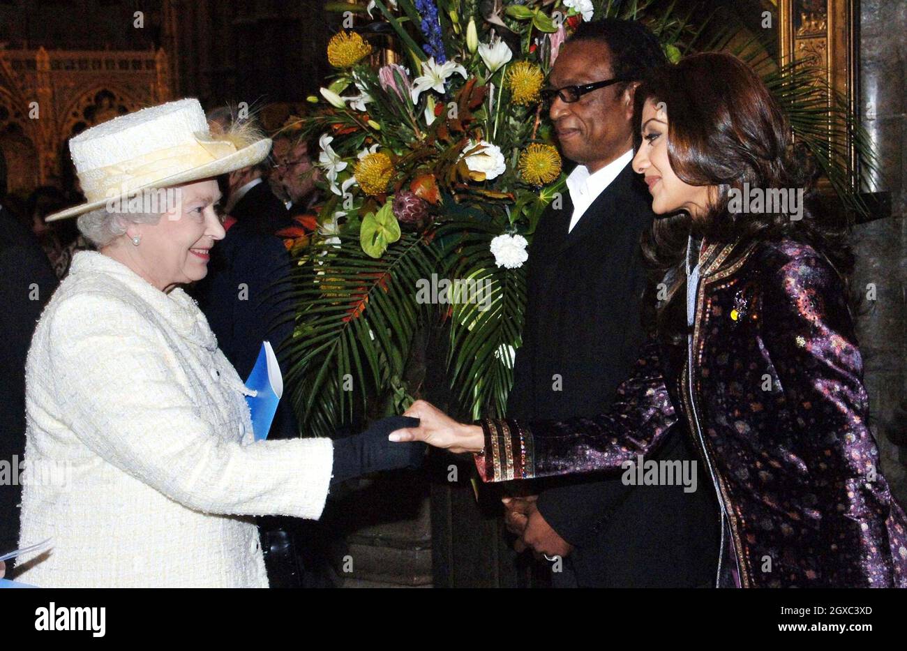 La regina Elisabetta ll incontra l'attrice Bollywood e la celebrità il grande fratello contestant Shilpa Shetty all'Abbazia di Westminster a Londra all'annuale celebrazione del giorno del Commonwealth il 12 marzo 2007. Foto Stock