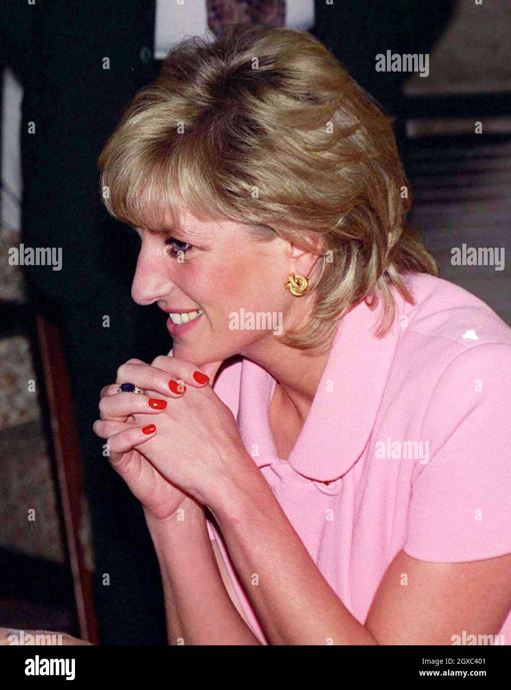 Diana, Principessa del Galles, sorride durante una visita alla British American Benevolent Society durante il suo tour ufficiale dell'Argentina nel novembre 1995. Foto Stock