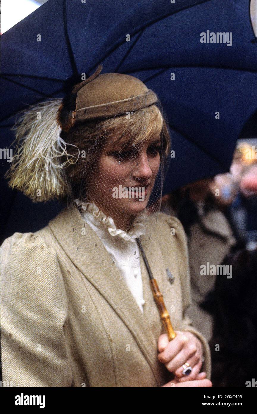 Diana, Principessa del Galles ripara sotto un ombrello durante la sua visita in Galles nell'ottobre 1981. Foto Stock