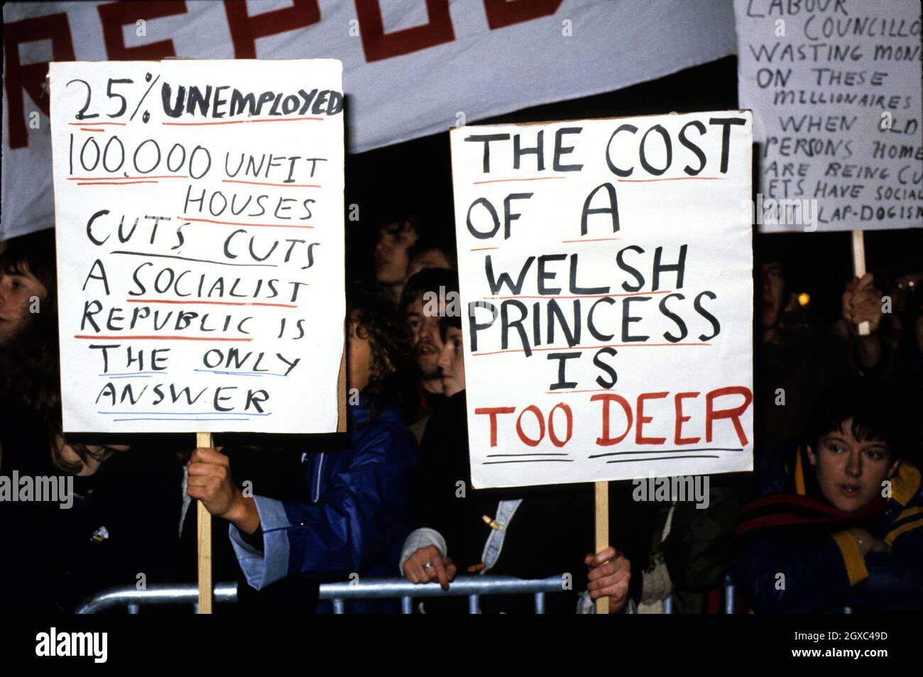 Anti Diana, Principessa del Galles poster sono tenuti in su durante la sua visita in Galles nell'ottobre 1981. Foto Stock