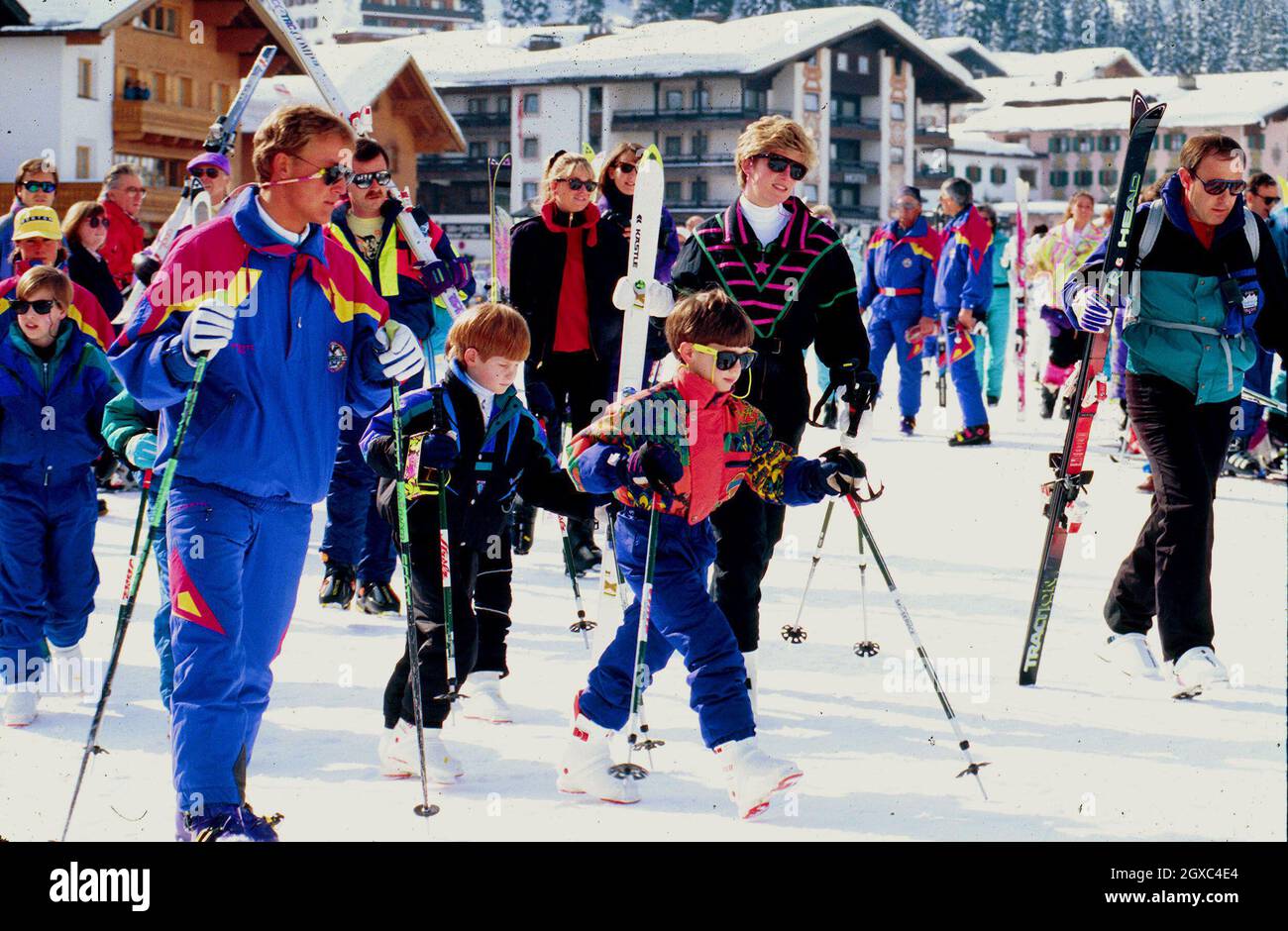 I principi William e il Principe Harry con la Diana, Principessa del Galles in Austria durante le loro vacanze sciistiche del 1992. Al tempo la principessa stava attraversando la sua rottura con il Principe Carlo, Principe di Galles. Foto Stock