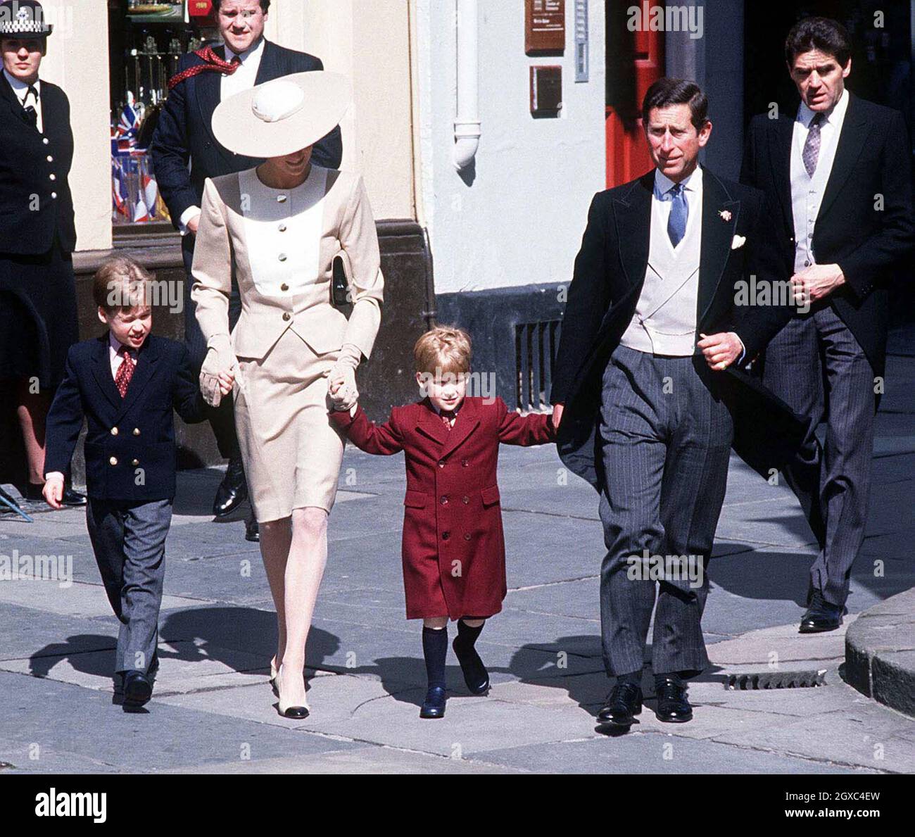 Il Principe William, Diana, Principessa del Galles, il Principe Harry e il Principe Carlo, Principe del Galles, partecipano alle nozze della figlia del Duca di Hussey nel maggio 1989 a Bath, Inghilterra. Foto Stock