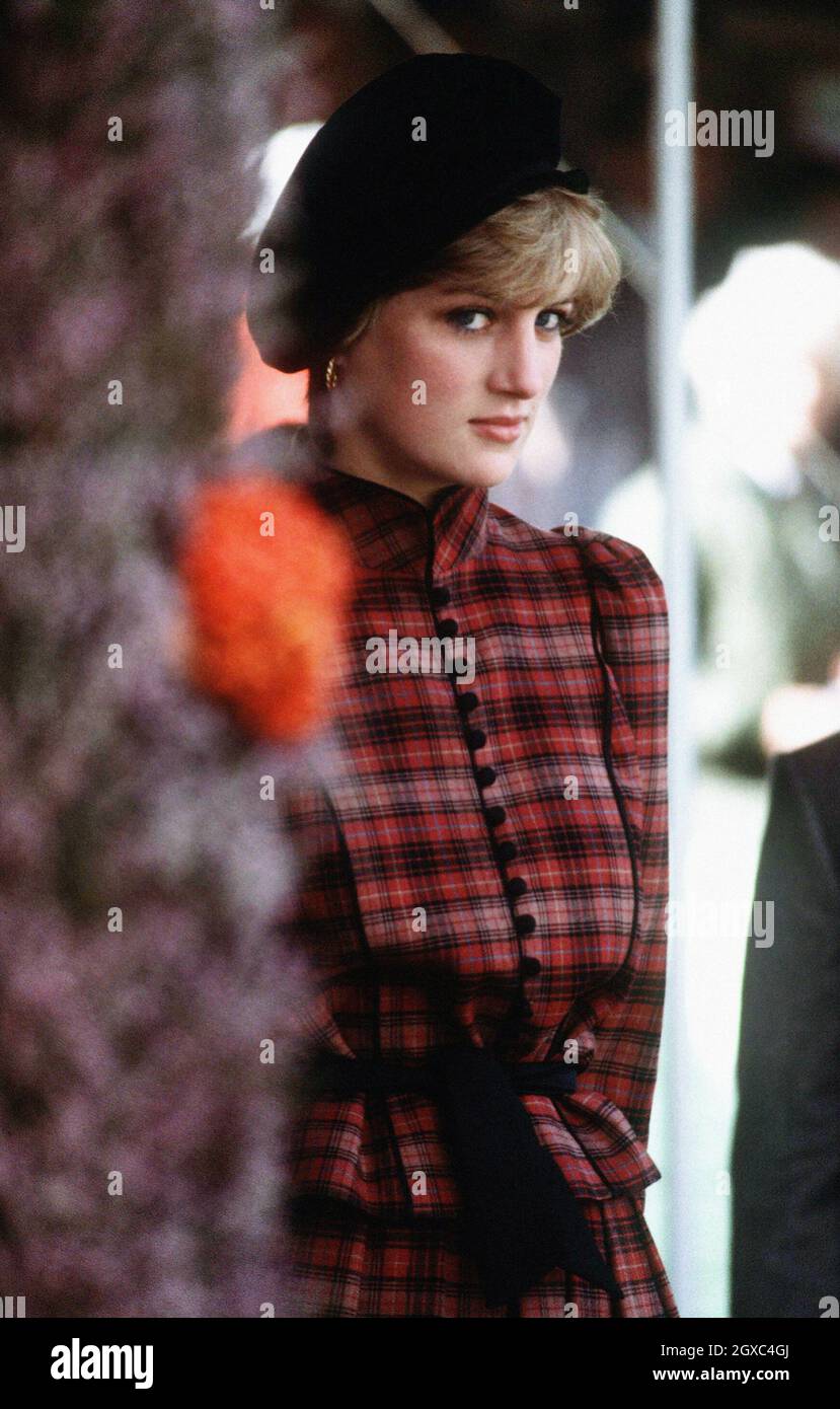 Diana, Principessa del Galles, indossa un abito in tartan di Caroline Charles quando partecipa ai Braemar Games nel settembre 1981 in Scozia. Foto Stock