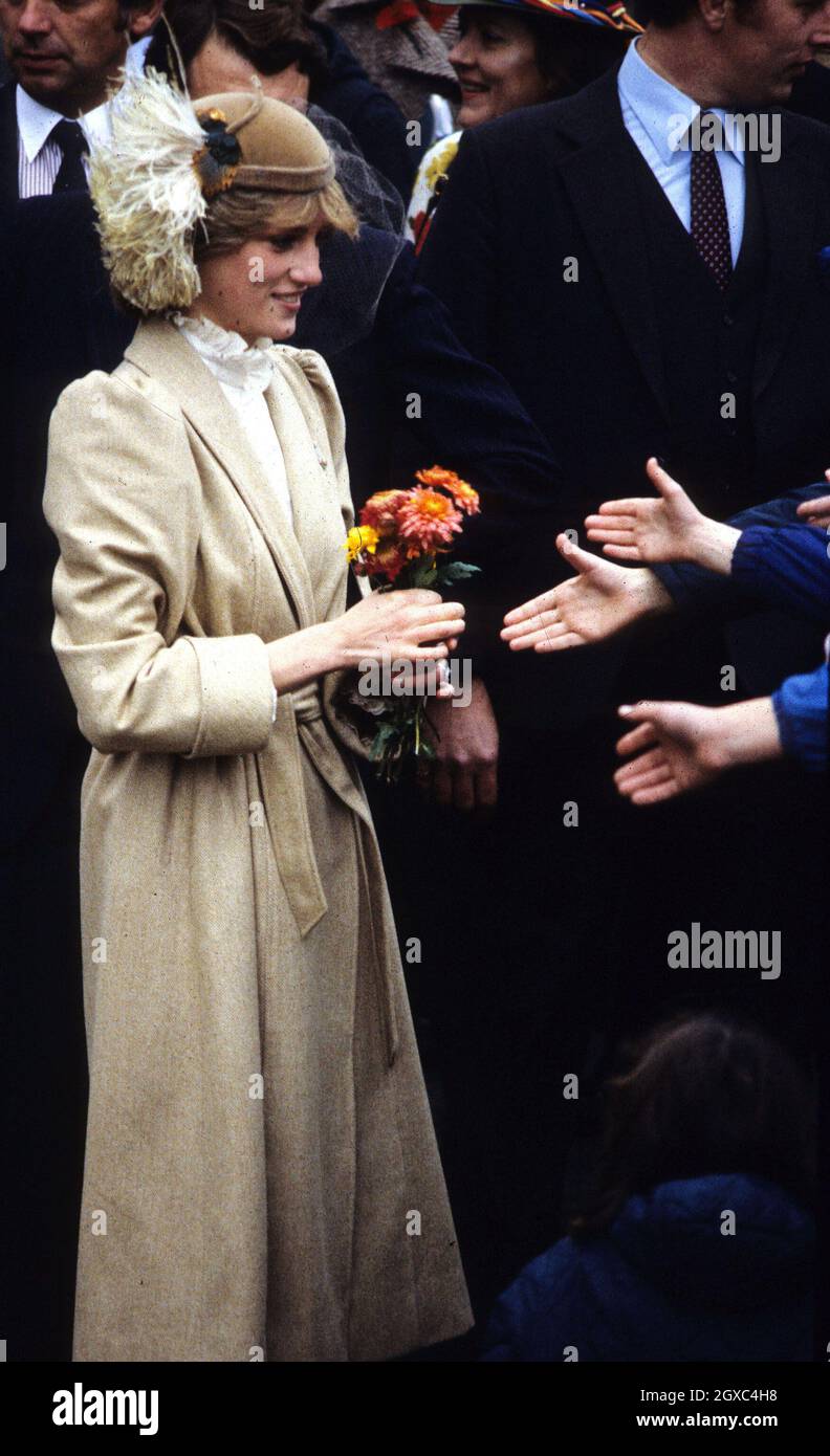 Diana, Principessa del Galles, indossando un cappotto Caroline Charles, visita il Galles nel 1981. Foto Stock