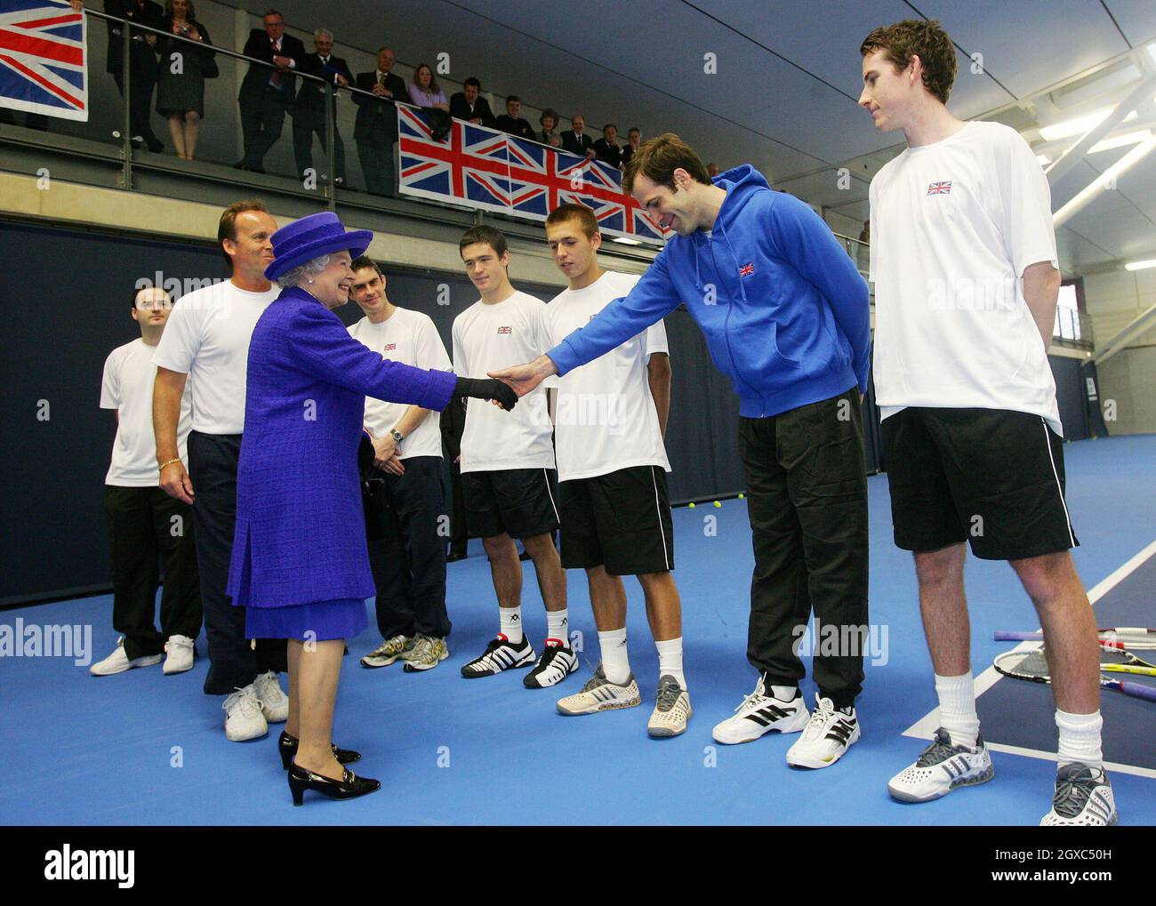 La regina Elisabetta II scuote le mani con il tennista britannico Greg Rusedski durante la sua visita al nuovo National Tennis Center di Roehampton, a Londra, il 29 2007 marzo. Foto Stock