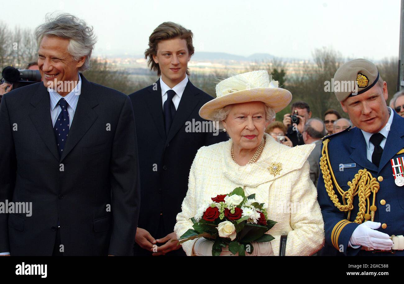 La regina Elisabetta II e il primo ministro francese Dominique de Villepin (a sinistra) partecipano a una cerimonia per celebrare il 90° anniversario della battaglia di Vimy Ridge, in cui più di 3,500 truppe canadesi sono state uccise, nella Francia settentrionale il 9 aprile 2007. Foto Stock