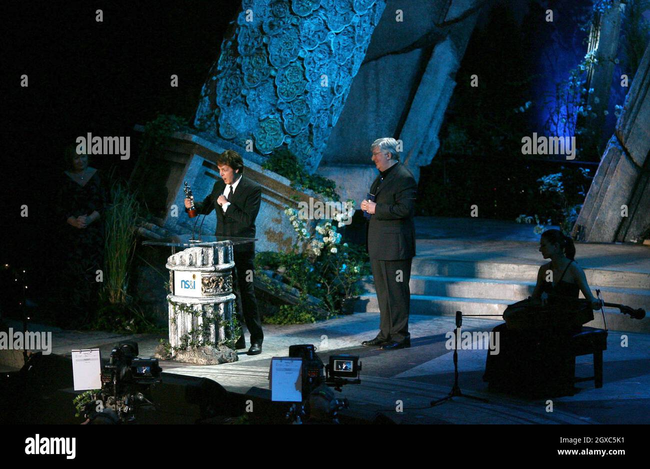 Sir Paul McCartney (a sinistra) riceve il premio Best Album Award dal presentatore Simon Bates (a destra) presso la Royal Albert Hall nel centro di Londra, che ha vinto i Classical Brit Awards 2007, il 3 maggio 2007. Foto Stock